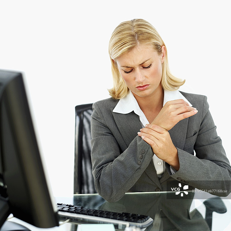 坐着并握住手腕的商务女人图片素材