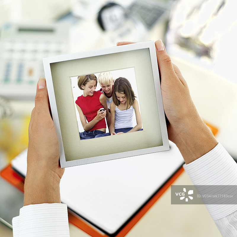 女人手持相框特写图片素材