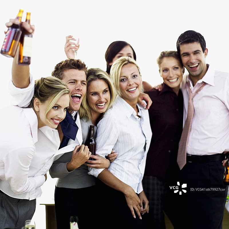 商务人士在办公室庆祝，举着香槟和啤酒图片素材