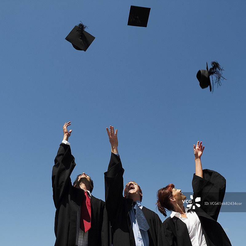仰视毕业生们抛起帽子图片素材