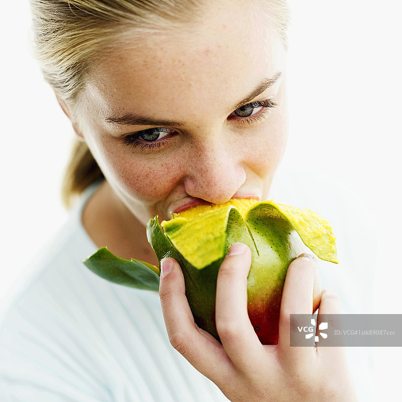 少女吃芒果特写图片素材