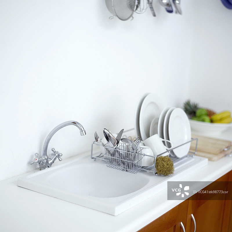 带碗碟架的厨房洗涤盆图片素材