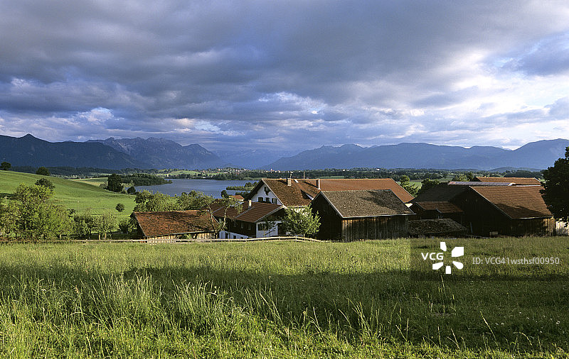 德国巴伐利亚穆尔瑙：里格湖畔的农场图片素材