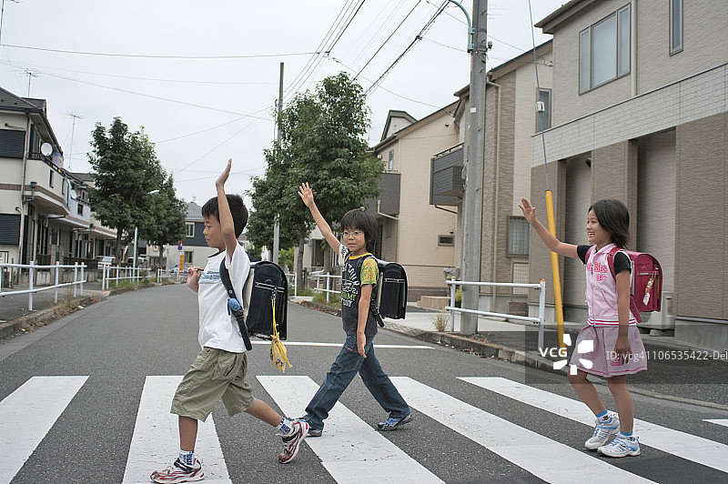 儿童举手过马路，日本图片素材