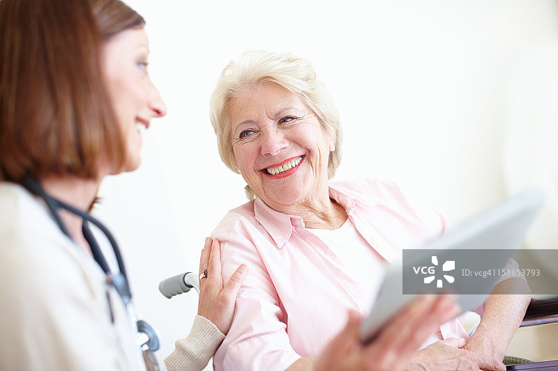 医生宣布好消息 - 敬老院图片素材