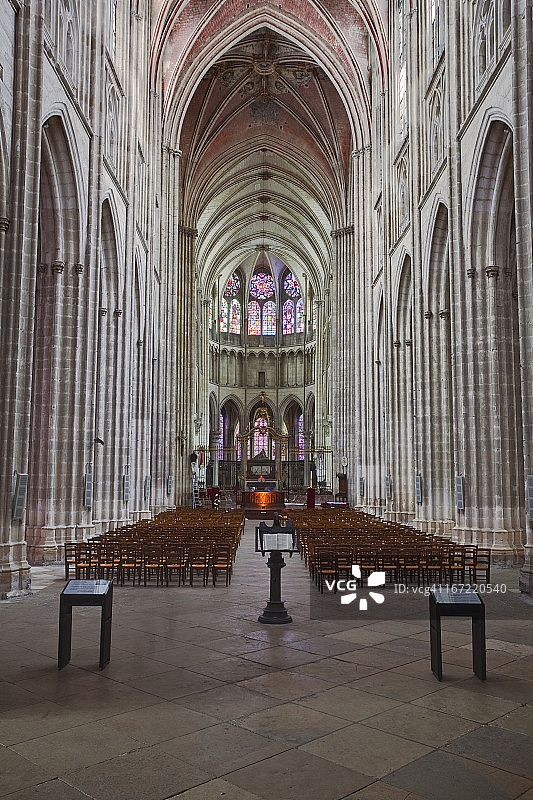 欧塞尔圣艾蒂安大教堂的中殿图片素材