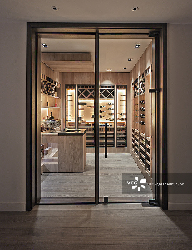 莫斯科郊区别墅的酒窖图片素材