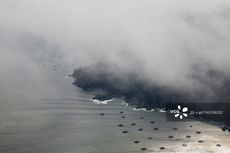 贻贝养殖的平底渔船航拍图片素材