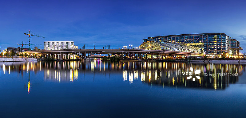 蓝色时刻的柏林中央火车站全景图片素材