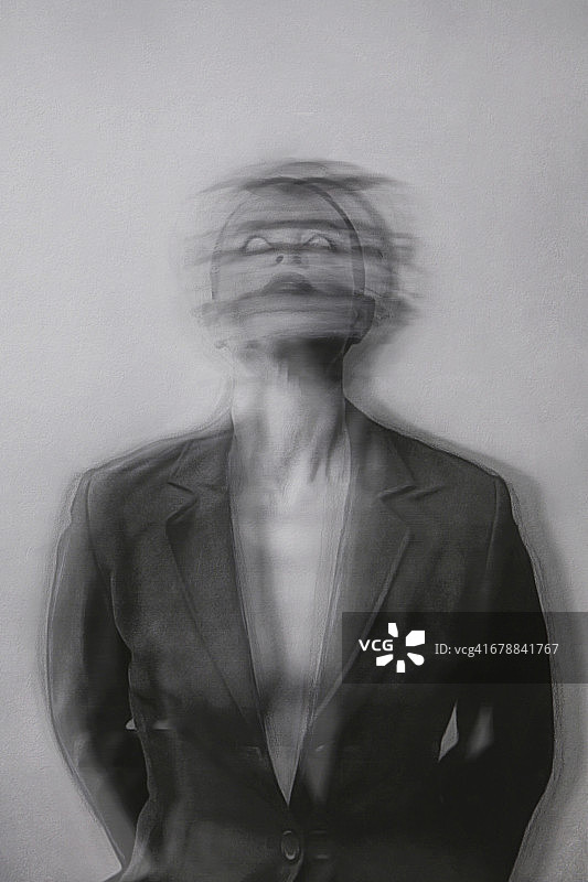 身穿黑色外套，眼睛模糊的女人图片素材