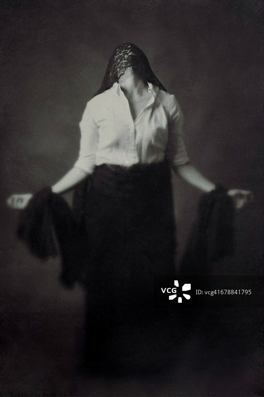 身穿黑色裙子的女人，手腕上系着布料图片素材