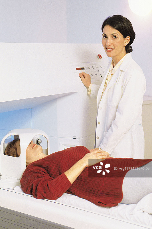 医生为病人做核磁共振扫描图片素材