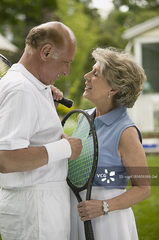 情侣与网球拍图片素材