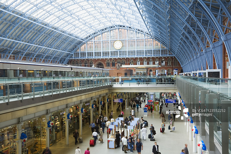 圣潘克拉斯国际火车站的中央大厅，乘客们来往于欧洲各地图片素材