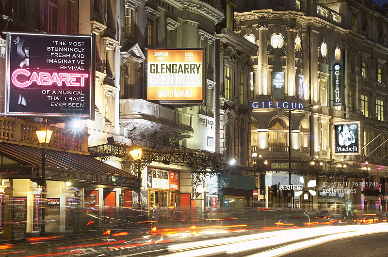 夜晚灯光下的伦敦沙夫茨伯里大街剧院区图片素材