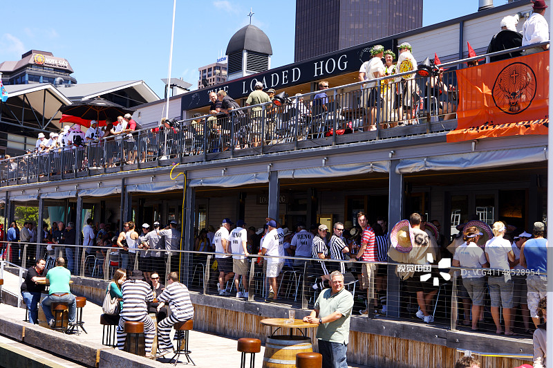 国际七人制橄榄球比赛，盛装打扮的观众在皇后码头The Loaded Hog酒吧喝酒图片素材