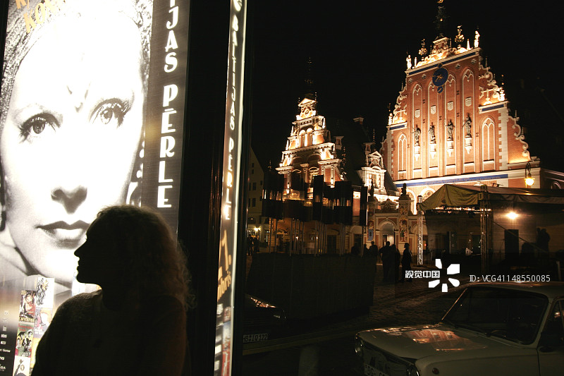 黑头宫和市政厅广场的夜景灯光图片素材