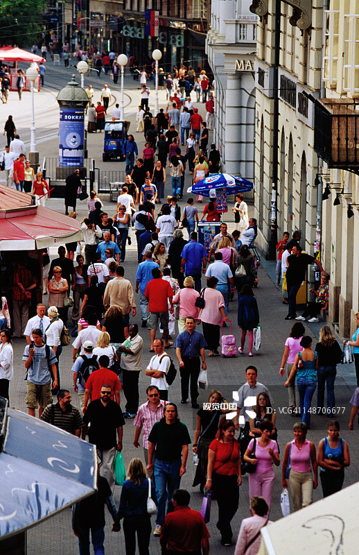 伊利卡大街上的行人俯视图图片素材