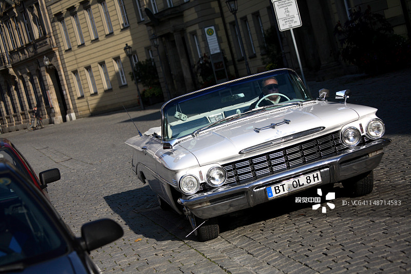 老城区街道上的经典美国汽车图片素材