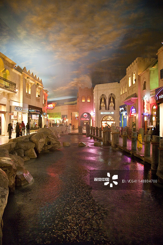 好莱坞星球购物中心的暴雨图片素材