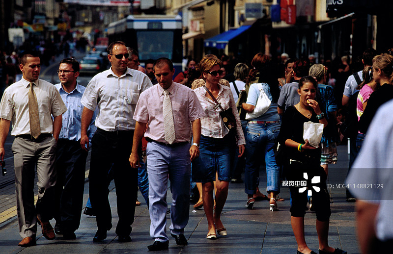 伊利卡大街上的行人图片素材