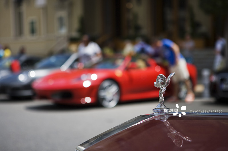 停在蒙特卡洛赌场外的劳斯莱斯车标图片素材