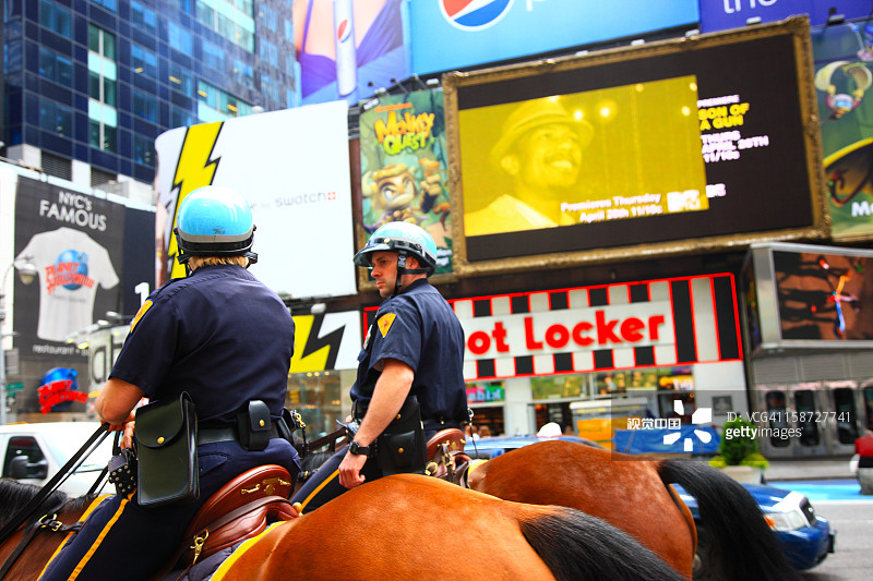 曼哈顿时代广场的骑警图片素材