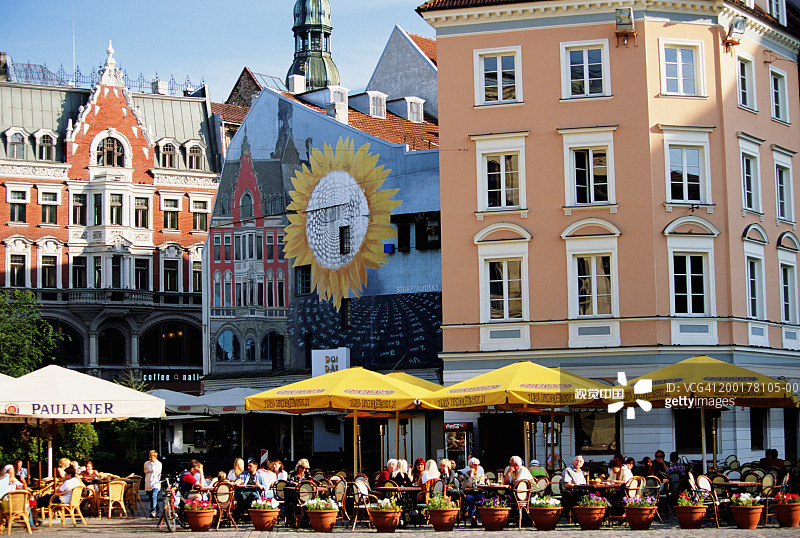 拉脱维亚里加主教座堂广场用餐的人们图片素材