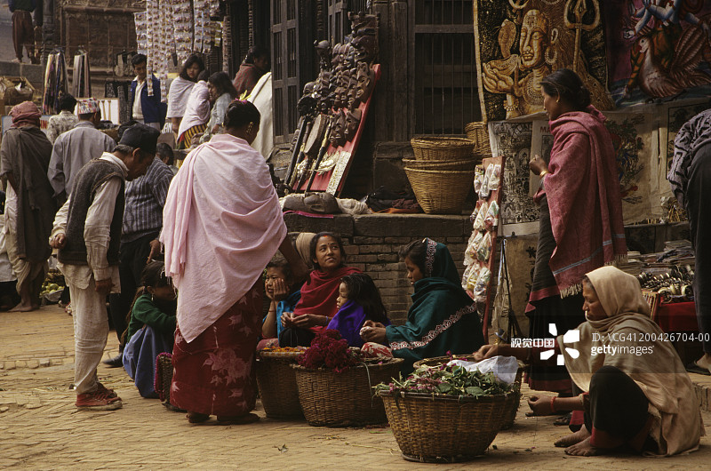 尼泊尔巴克塔普尔陶玛迪托莱广场的日常市场购物者图片素材