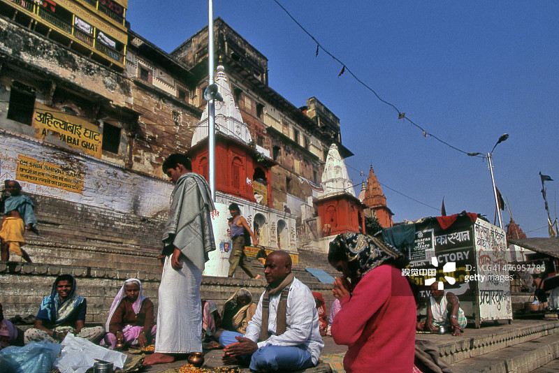 印度瓦拉纳西河坛上的祈祷。图片素材