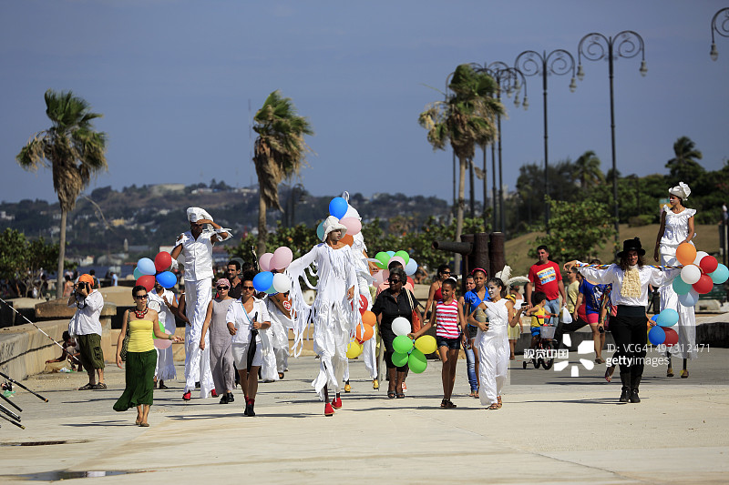 高跷步行者在马雷孔游行中表演图片素材