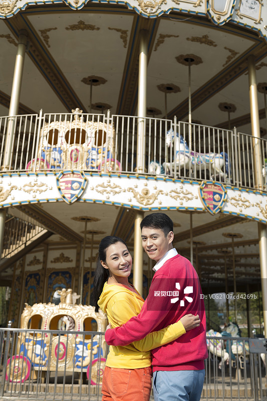 年轻情侣去游乐园玩图片素材