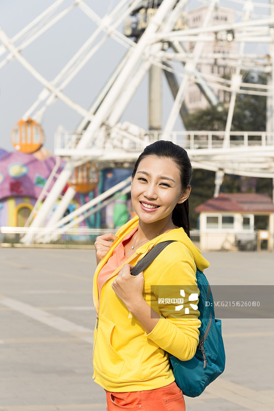 年轻女人在游乐园图片素材