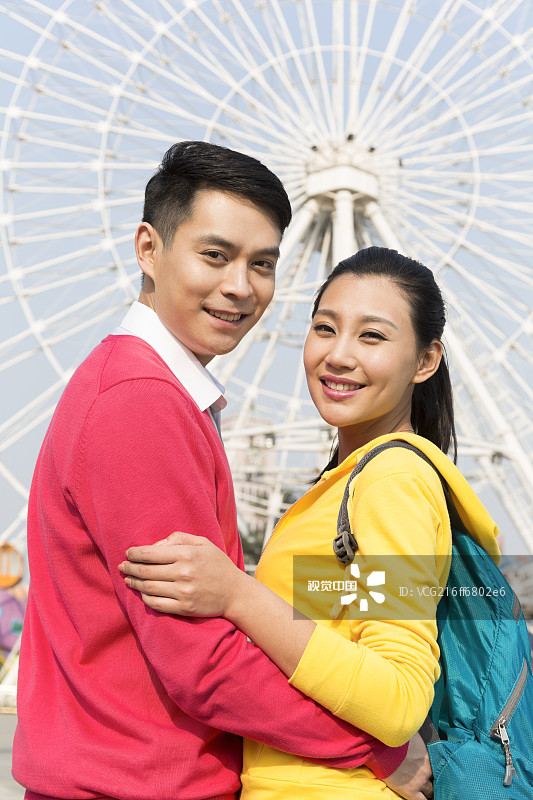 年轻情侣去游乐园玩图片素材