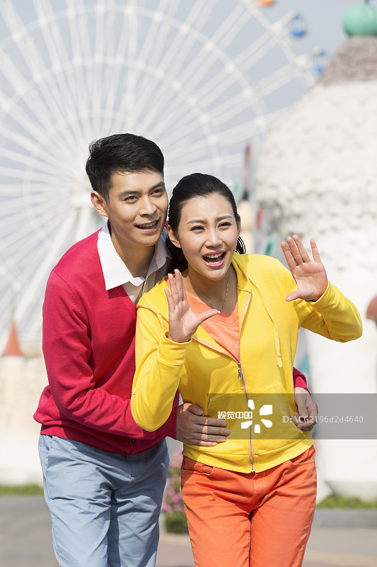 年轻情侣去游乐园玩图片素材