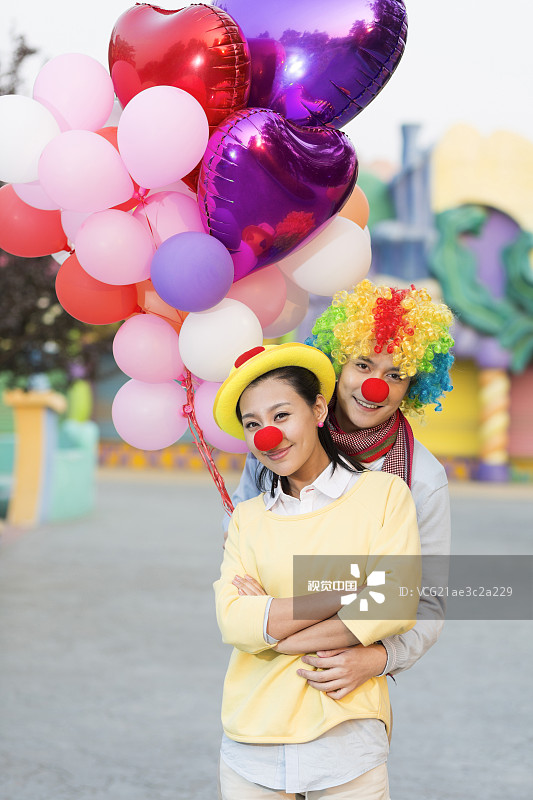 年轻情侣去游乐园玩狂欢图片素材