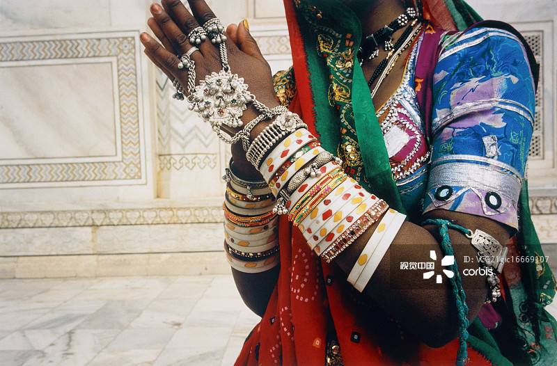 佩戴珠宝的印度女人，印度，阿格拉图片素材