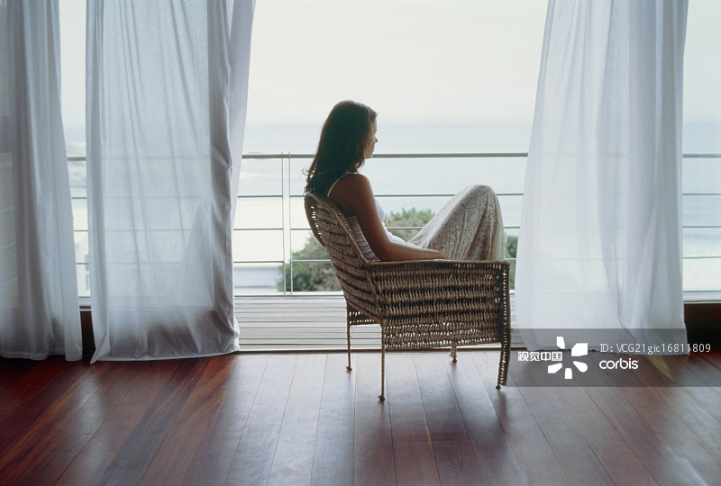 年轻女人坐在窗前图片素材