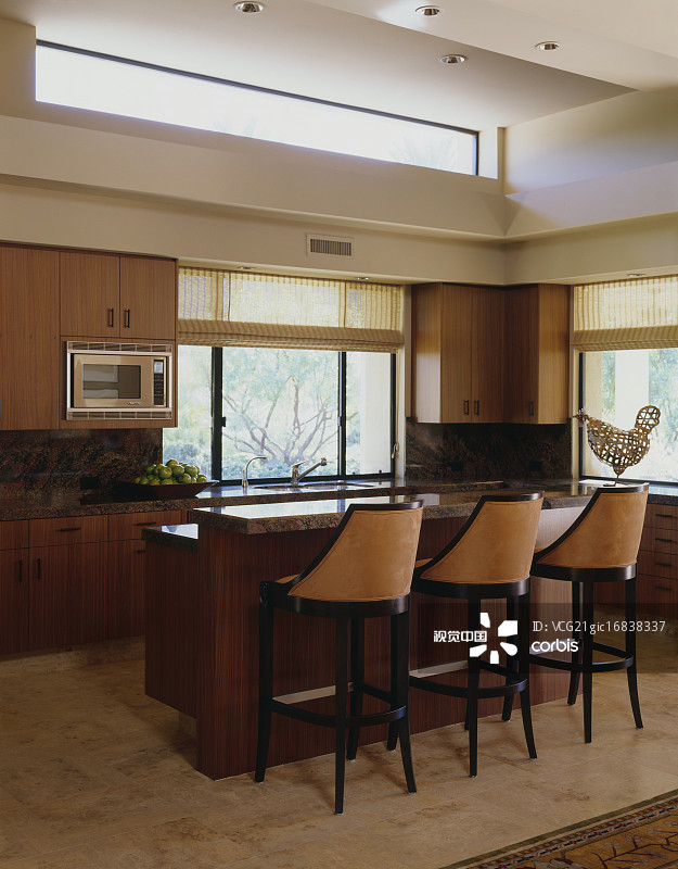 现代厨房柜台旁的凳子图片素材