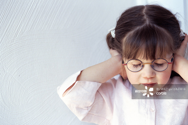 女孩捂住耳朵，闭着眼睛图片素材