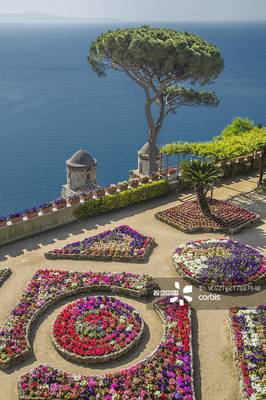 意大利坎帕尼亚拉韦洛阿马尔菲海岸山坡上的教堂图片素材