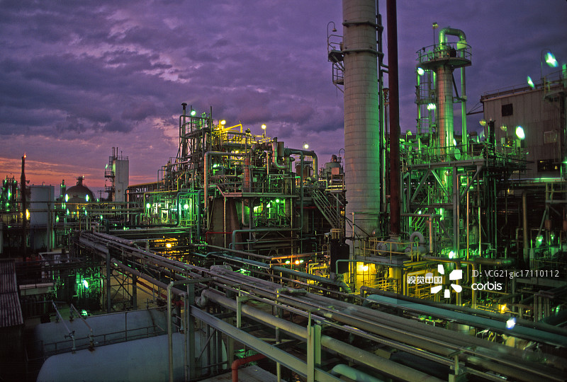 夜晚的炼油厂图片素材