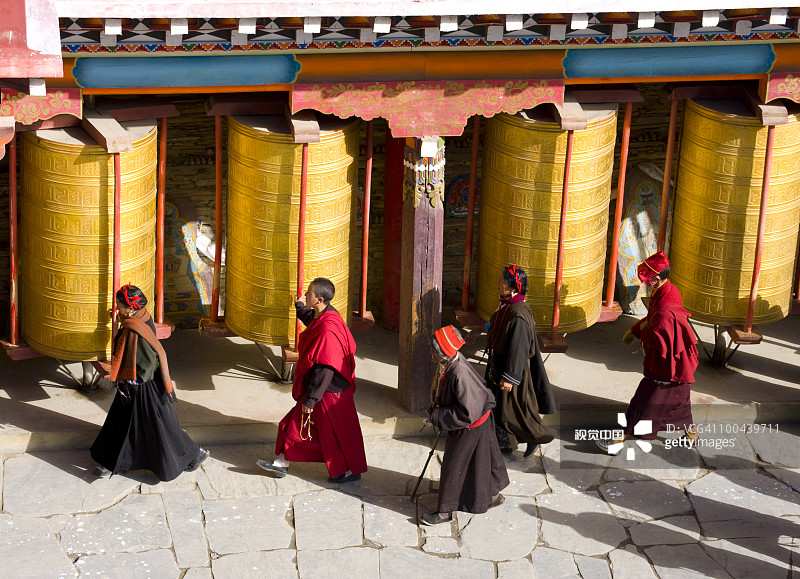 中国四川西部藏族群众的佛教朝拜活动图片素材