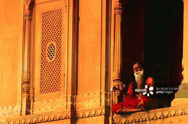 印度苦行僧祈祷图片素材