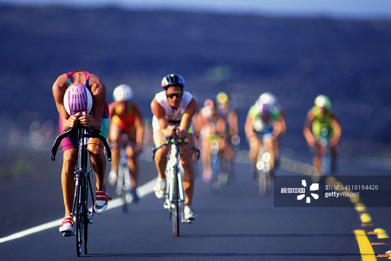 铁人三项自行车运动员（背景虚化）图片素材