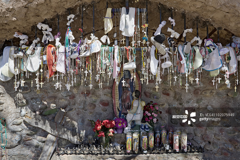 美国新墨西哥州奇马约，奇马约圣所的宗教祭品图片素材