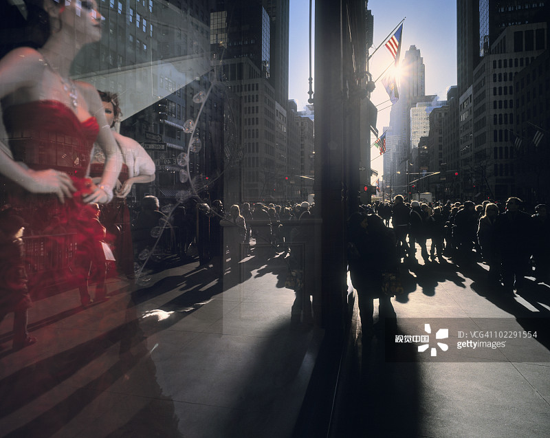 人们在第五大道购买圣诞商品图片素材