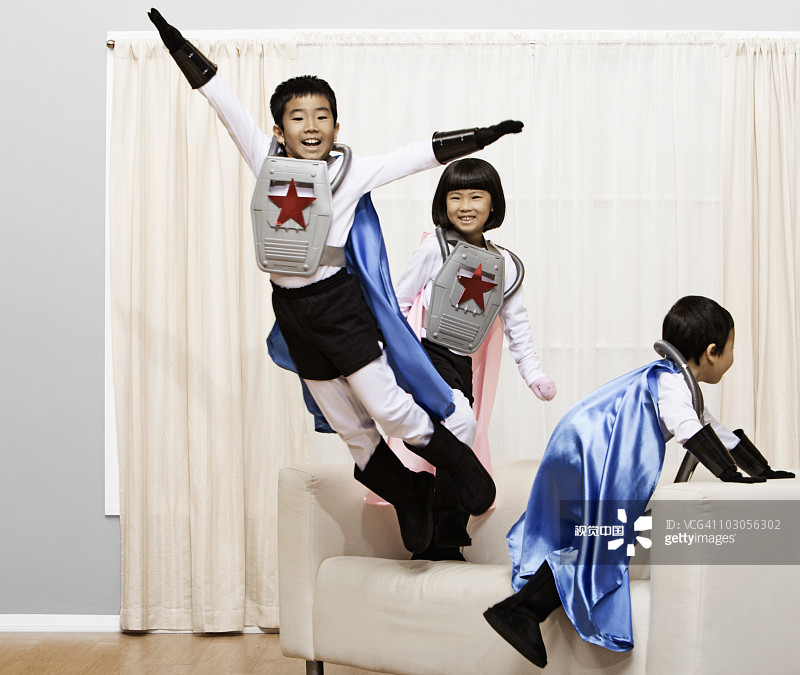 穿着超级英雄服装的韩国儿童图片素材