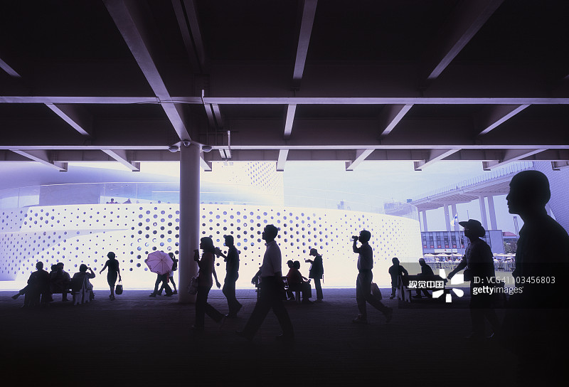 人们走过上海的未来主义建筑图片素材