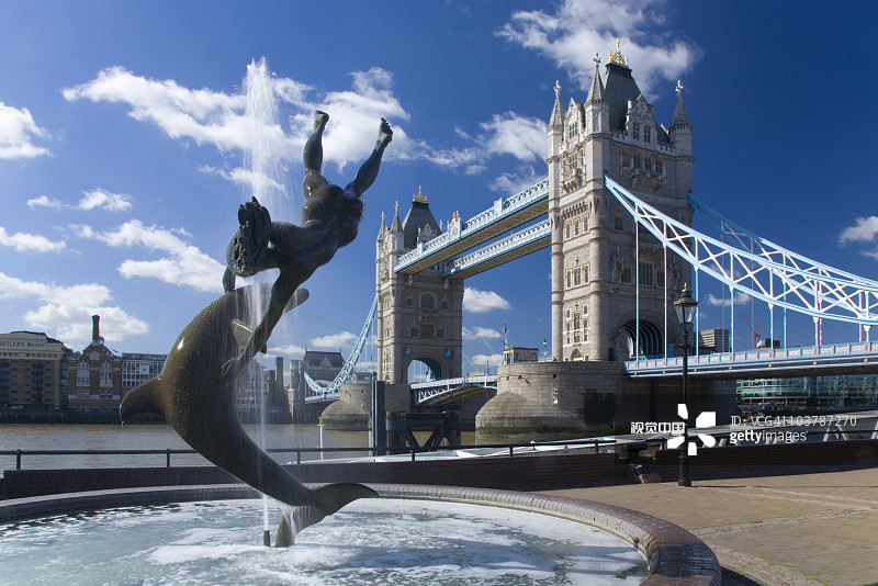 伦敦塔桥和大卫·韦恩设计的海豚少女喷泉，塔村图片素材